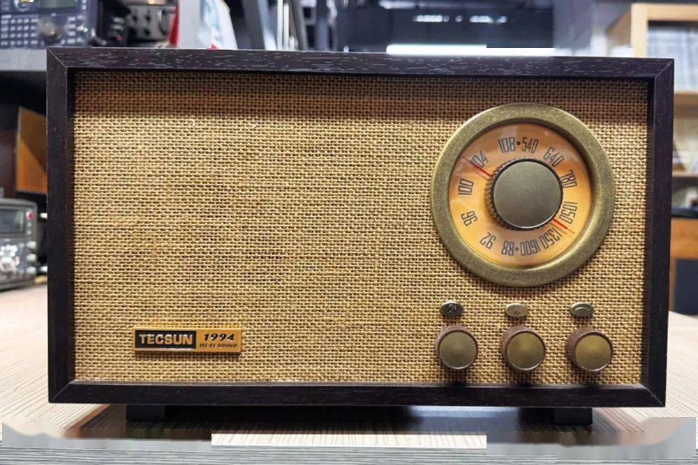 封面特写 | 找回当年听电台的感觉:德生r2024 30周年纪念版收音机