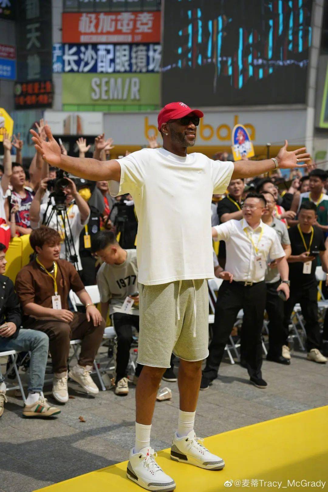 不止一次穿过竞品,去年麦迪中国行搭配的就是白水泥 air jordan 3及