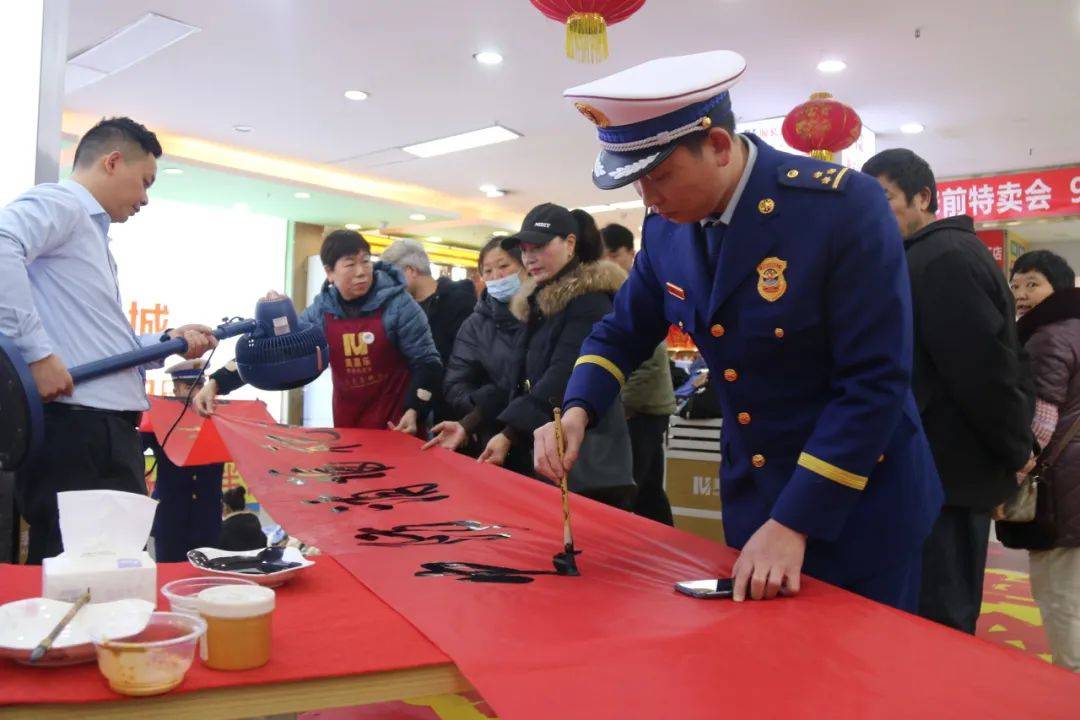 近日,赤水市消防救援大隊攜手書法協會走進赤水美嘉樂購物廣場開展