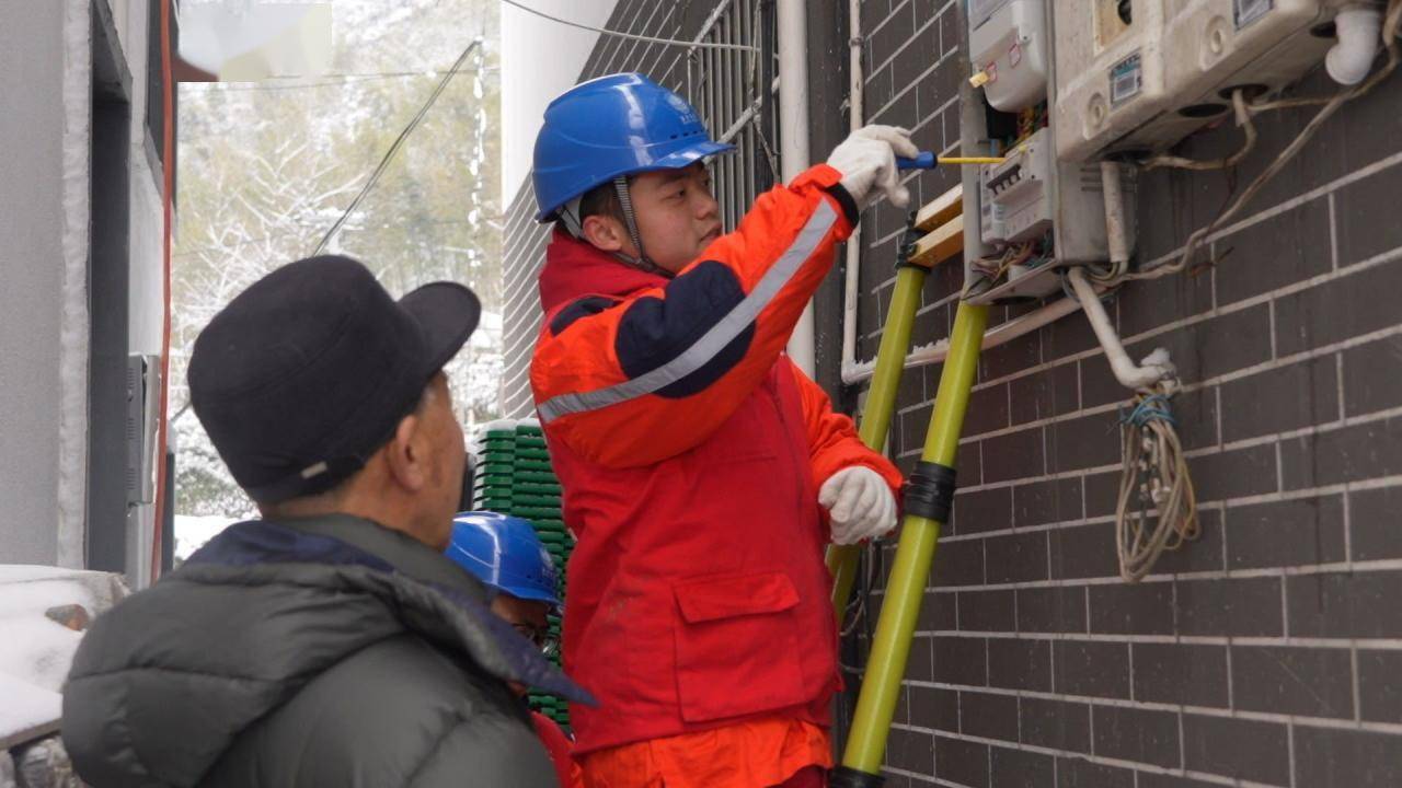 在保安鄉化龍溪村,市供電公司工作人員來到村民家中,對配電箱進行檢查