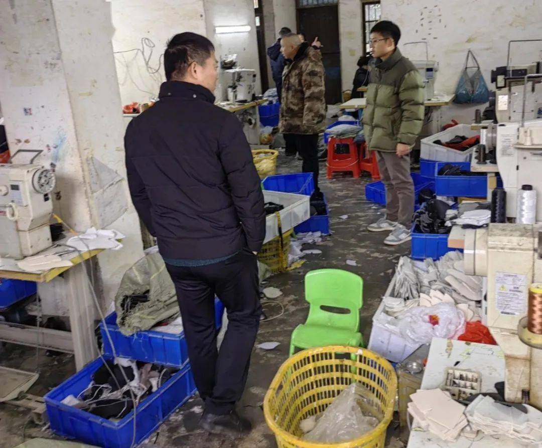 (四)鹄山镇徐家村徐四仔商店安全隐患问题:存放大量烟花爆竹.