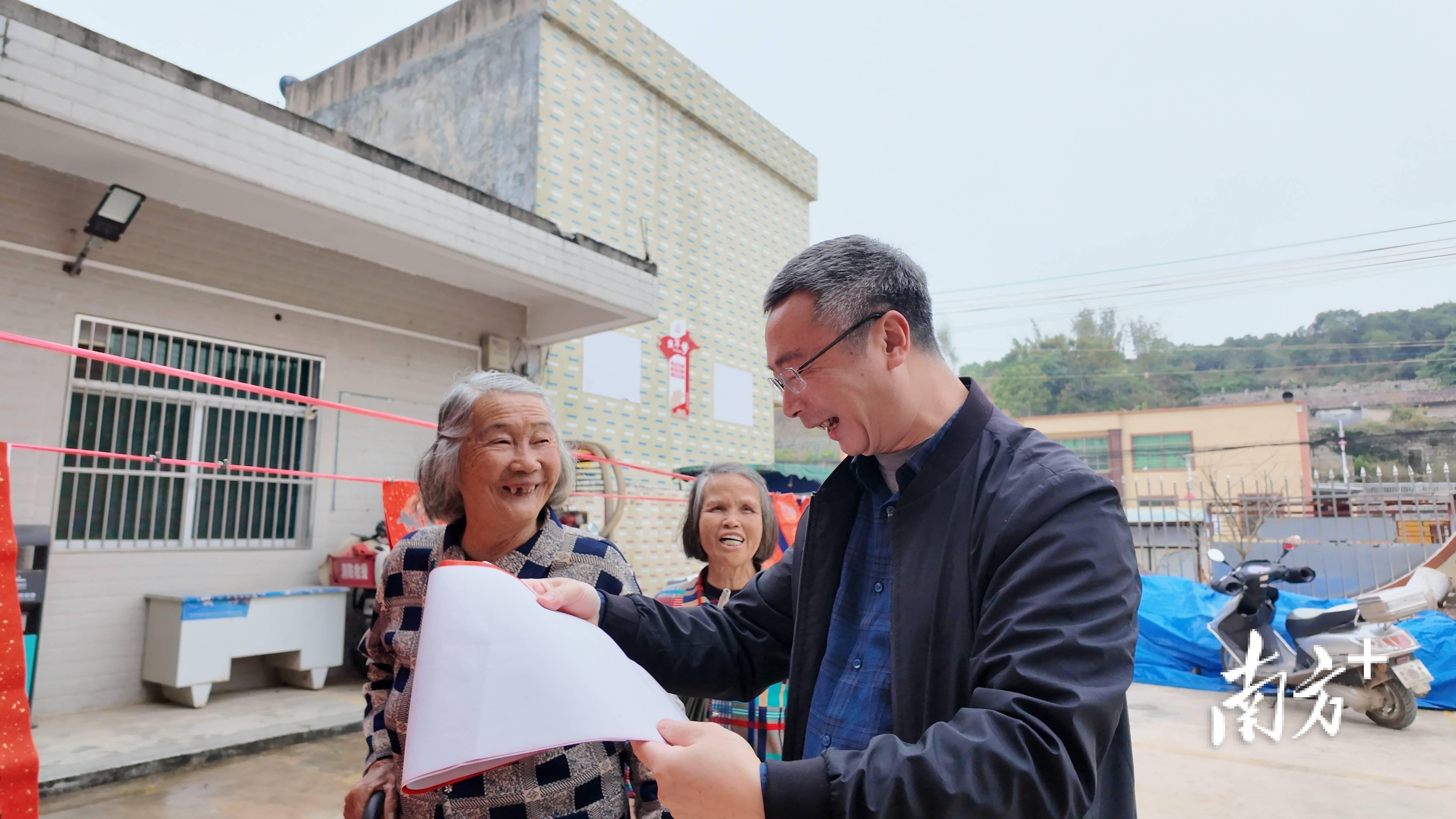 潮南胪岗镇后安村书画飘香_村民_活动_书法
