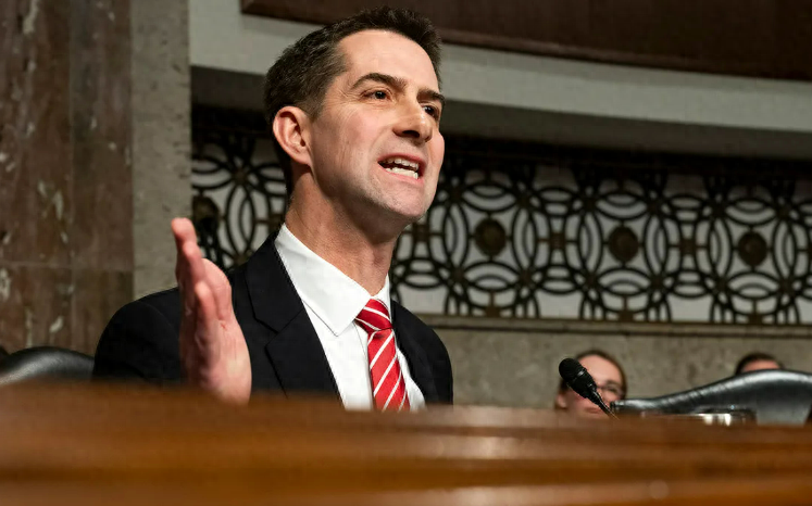 魔怔反华议员,"蠢上热搜"_汤姆·科顿_周受资_美国