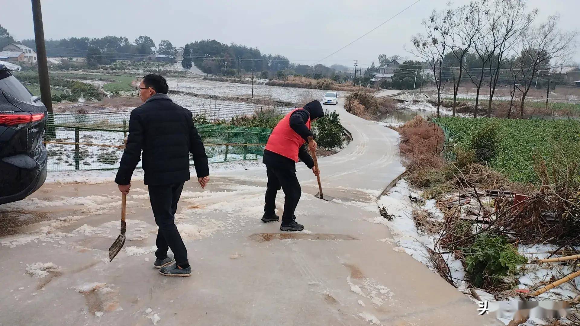 战冰雪,保安全!澧县火连坡镇迅速开展扫雪除冰清障行动