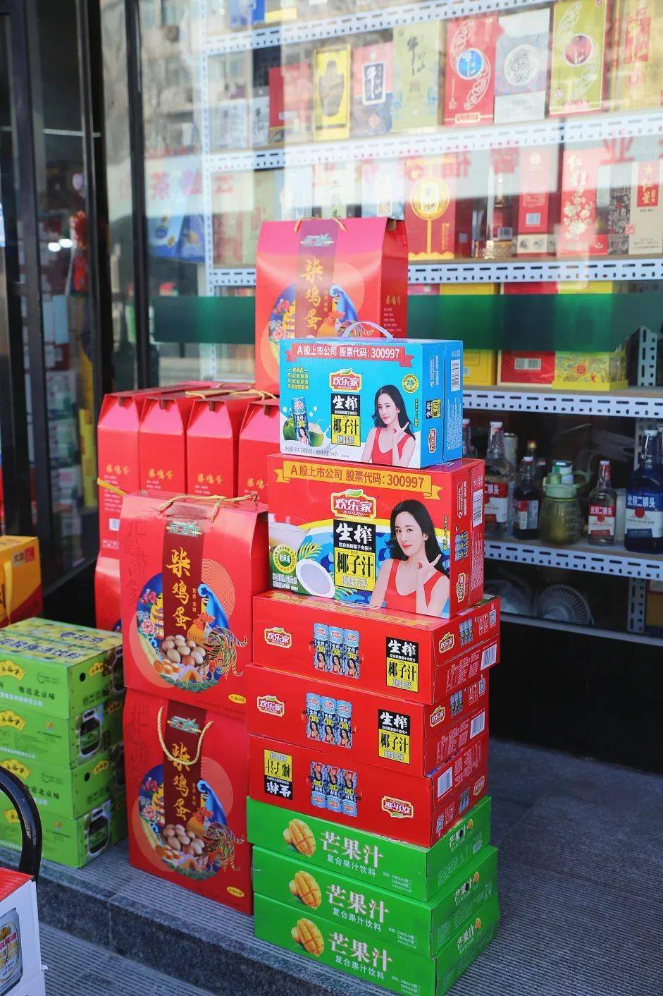 往前走有可供选择的酒水,基本上每家都有自己的特色,这个就看您送礼的