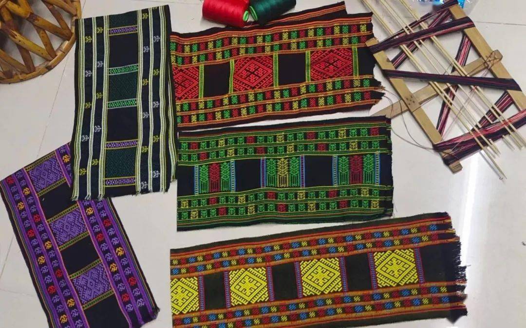 五指山非遗传承人陈达谞黎锦作品 登上卷宗开年杂志封面_文化_宣传