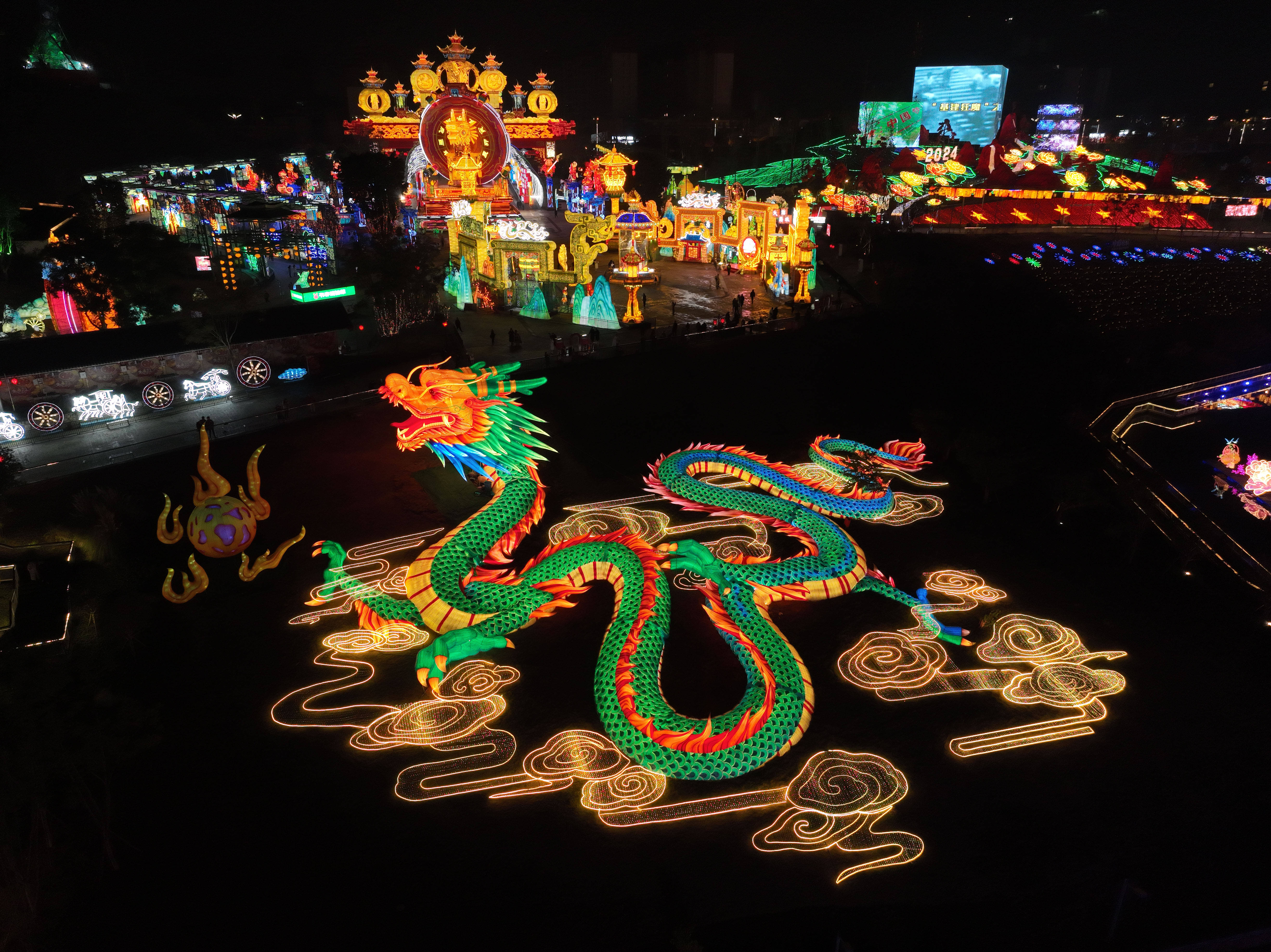 自贡灯会历史悠久,2008年被列入国家级非物质文化遗产名录.