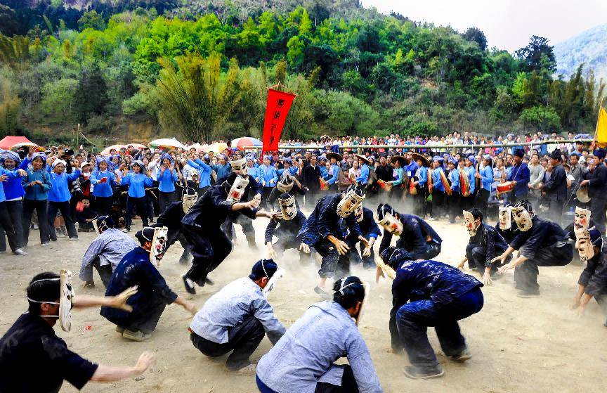 東蘭長江鎮,巴疇鄉巴疇村,隘洞鎮富寧山等地開展民間傳統的銅鼓山歌會