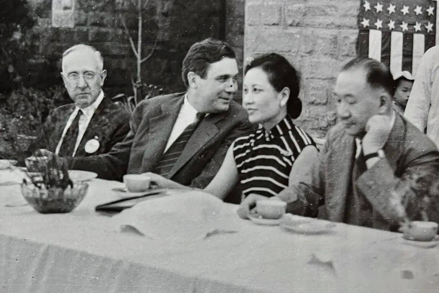 老照片:1942年10月4日,蒋夫人宋美龄欢迎威尔基茶会(344)_抗战_英雄