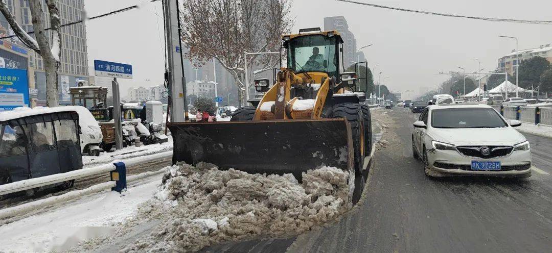 阜阳紧急调动约100台铲车!_积雪_路面_市民