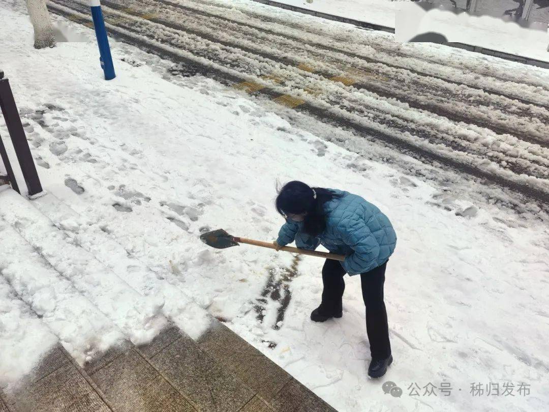 个人除雪照片图片