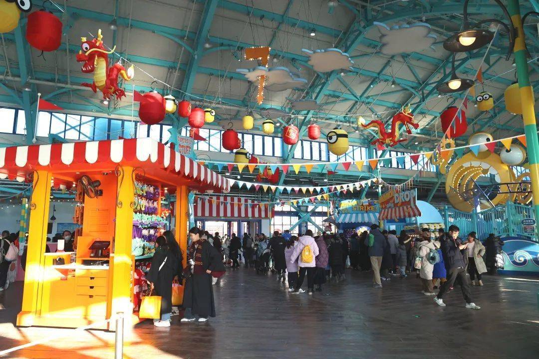 步入北京环球影城主题公园,好莱坞大道天幕的巨龙花灯将新年传统装饰