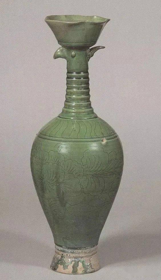 ▼【扁腹绶带葫芦瓶】明永乐青花轮花纹绶带耳扁瓶器形似扁葫芦,颈部