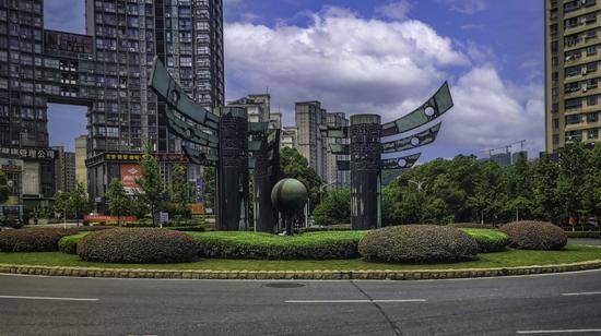 位于铜陵淮河路与金山路交叉口的城市雕塑《丰收门》,它建成于1995年