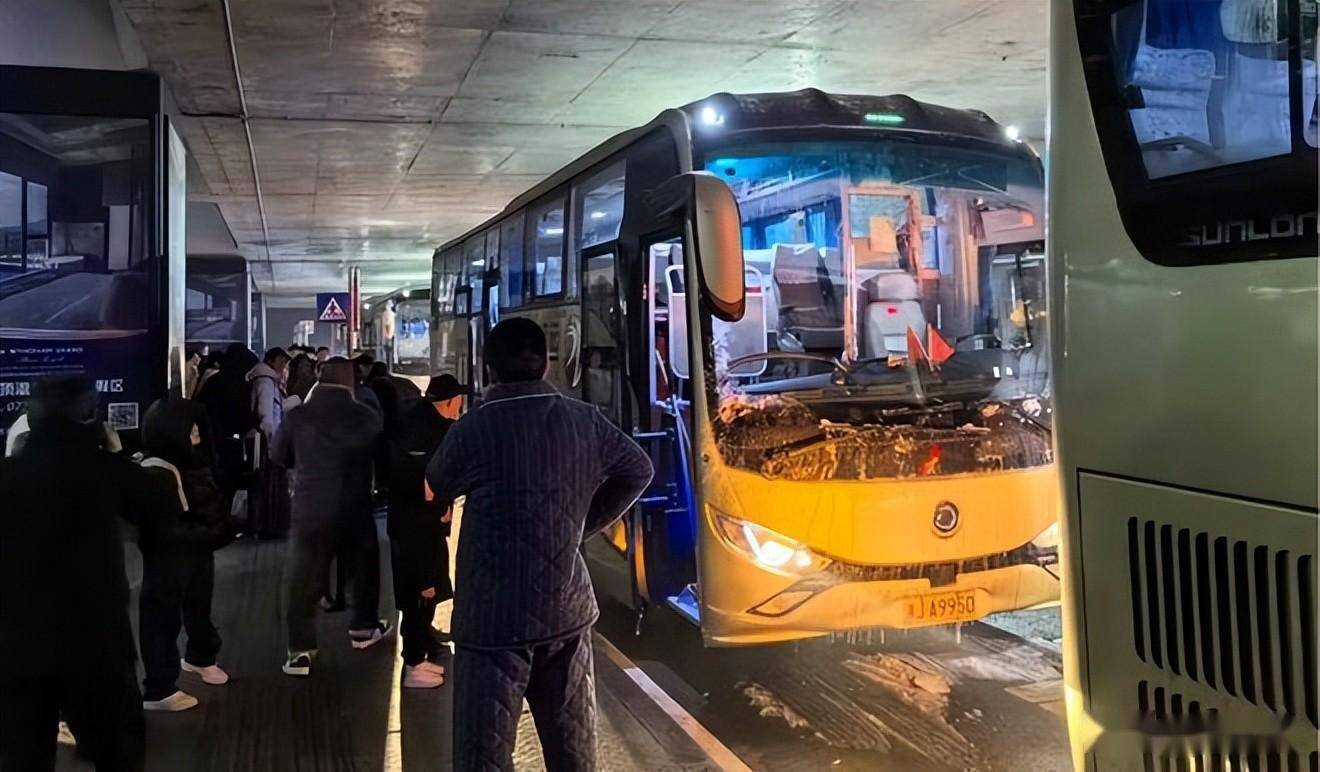 常德市道路運輸服務中心副主任吳希指揮疏運車輛有序接駁滯留旅客晚上