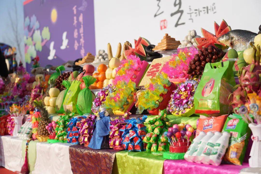 别样的民俗风情带领市民游客近距离体验朝鲜族婚礼大桌等极具特色的