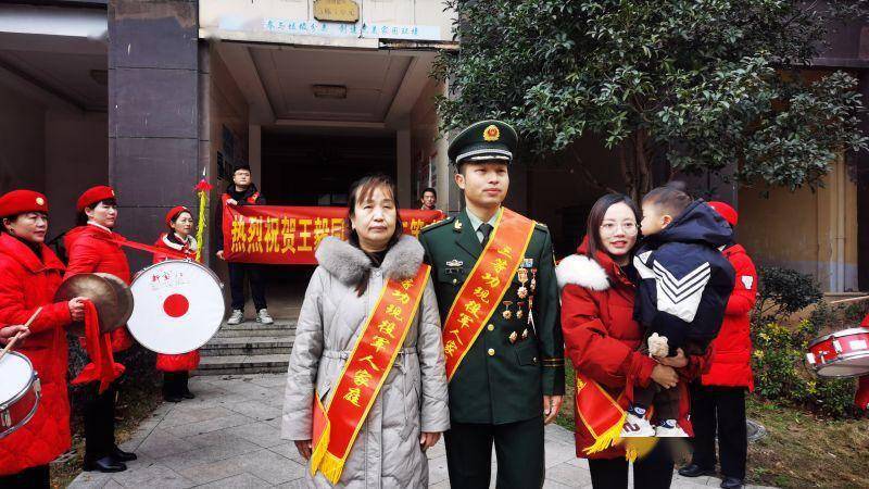 宜春报道:丰城市剑南街道:军地联合送喜报 拥军优属暖人心_家属_王毅
