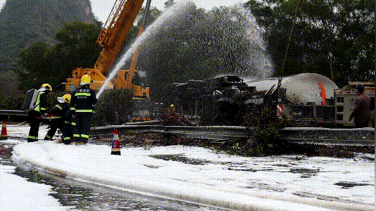 25吨液化石油气槽罐车侧翻!_贺州市_罐体_钟山县