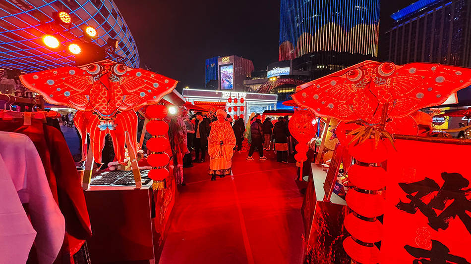 新国潮来袭,汉服秀,非遗摊位……上海五角场里"闹"翻天