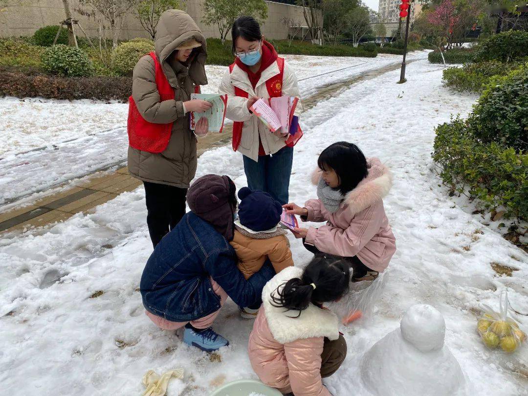 冬天学生志愿者图片图片