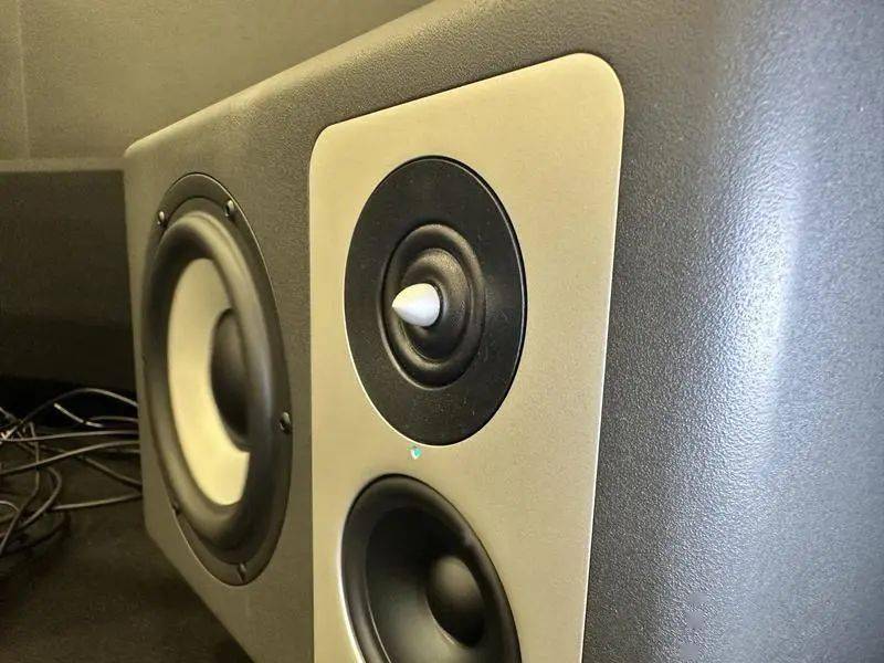 barefoot推出了2000美元的三分频音箱footprint03其实这些软件厂商都