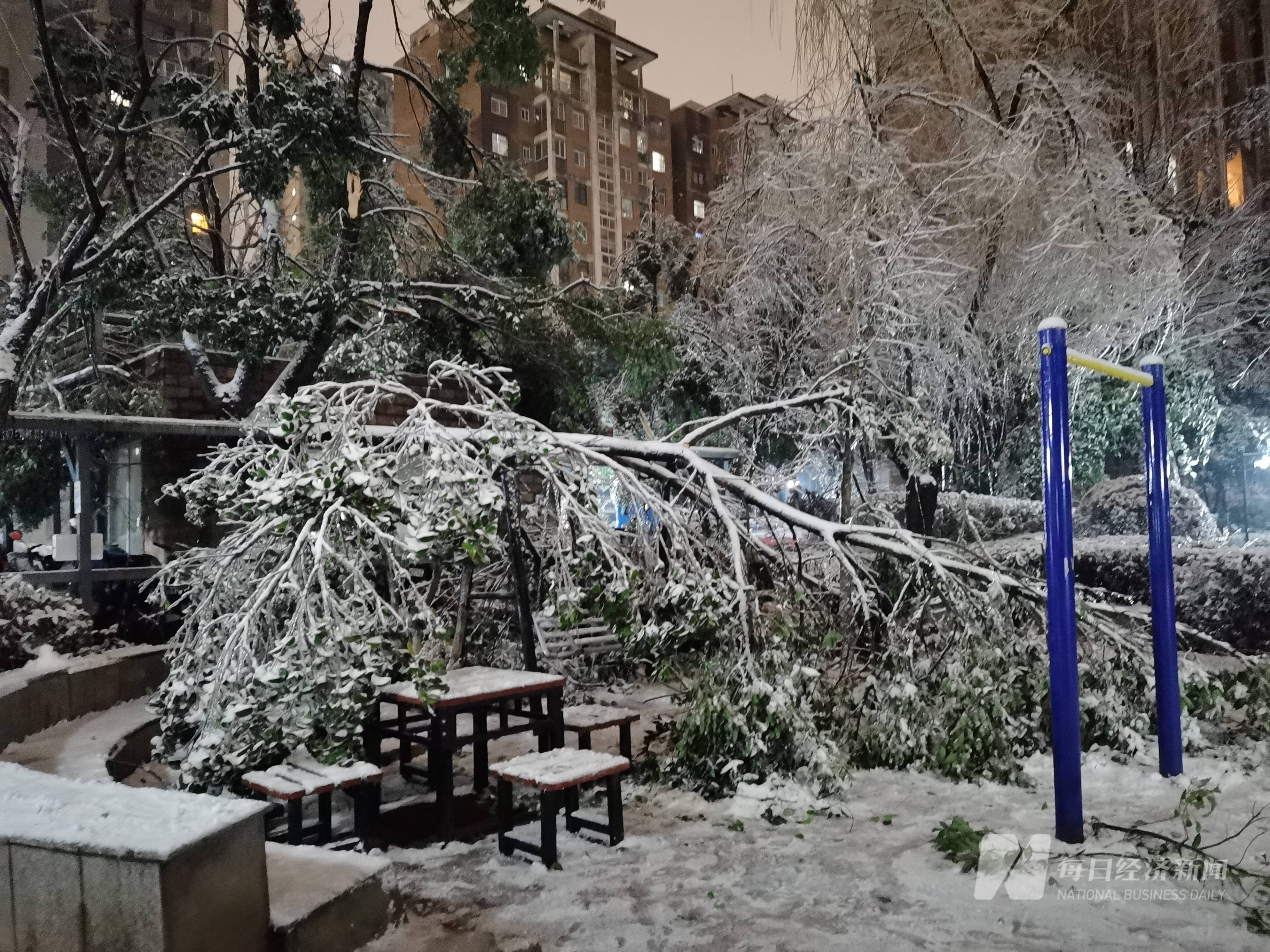 当15年来最强低温雨雪冰冻天气遇上春运 风雪中的归途,"只要能回家,等