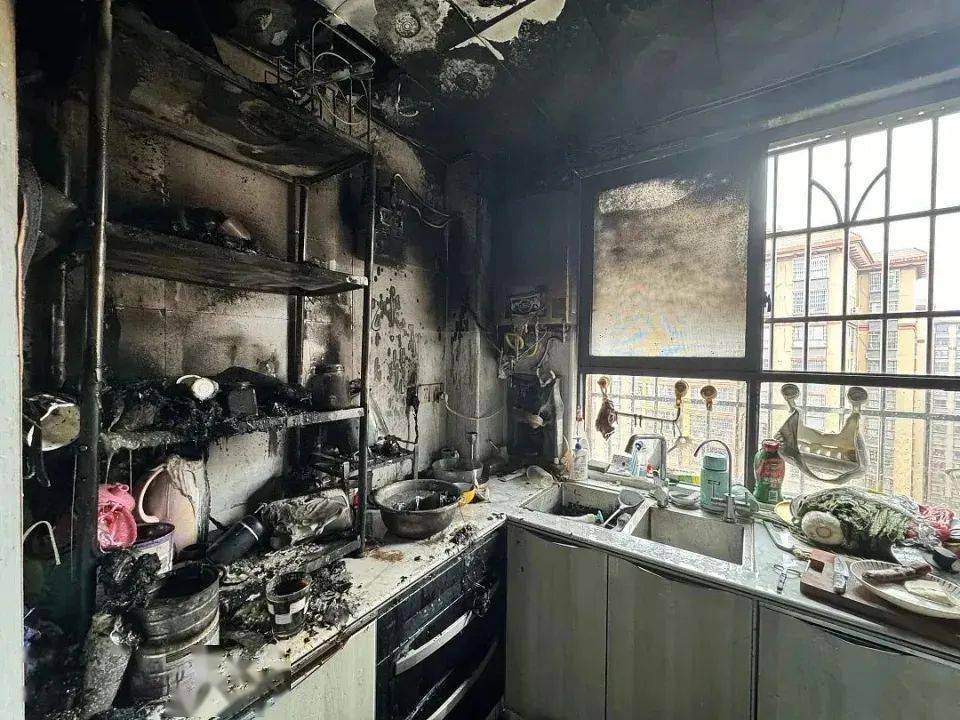 广西一屋主做饭时离开,锅烧干起火,引燃抽油烟机!家差点被烧没!