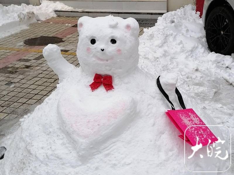 雪堆成猪的雪人图片图片