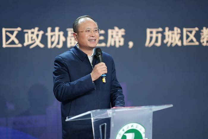 活动现场,历城区教体局党组书记,局长,历城二中党委书记李新生向校友