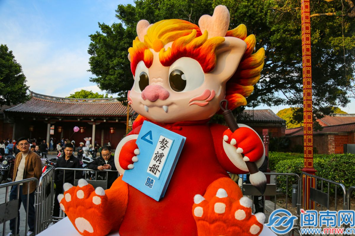 泉州大青龙"龙鲤鲤"亮灯 更新最全的"寻龙"打卡机位_闽南_龙众_龙之