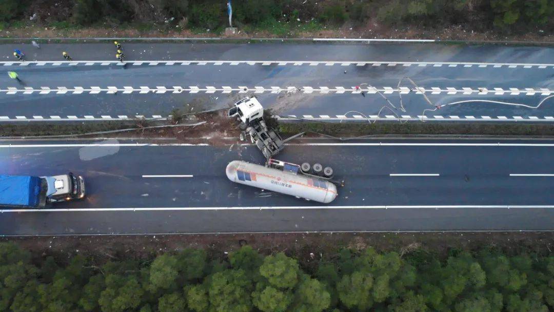 25吨液化石油气槽罐车侧翻!_贺州市_罐体_钟山县