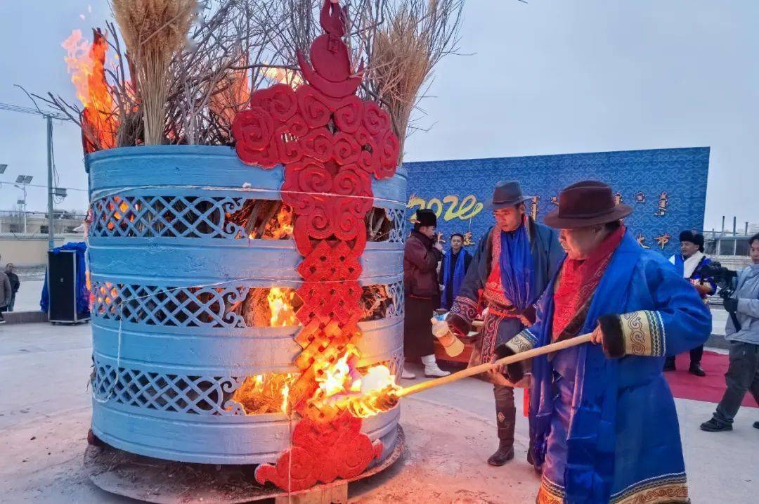 格尔木蒙古族群众举行祭火仪式_祭祀_篝火_火镰
