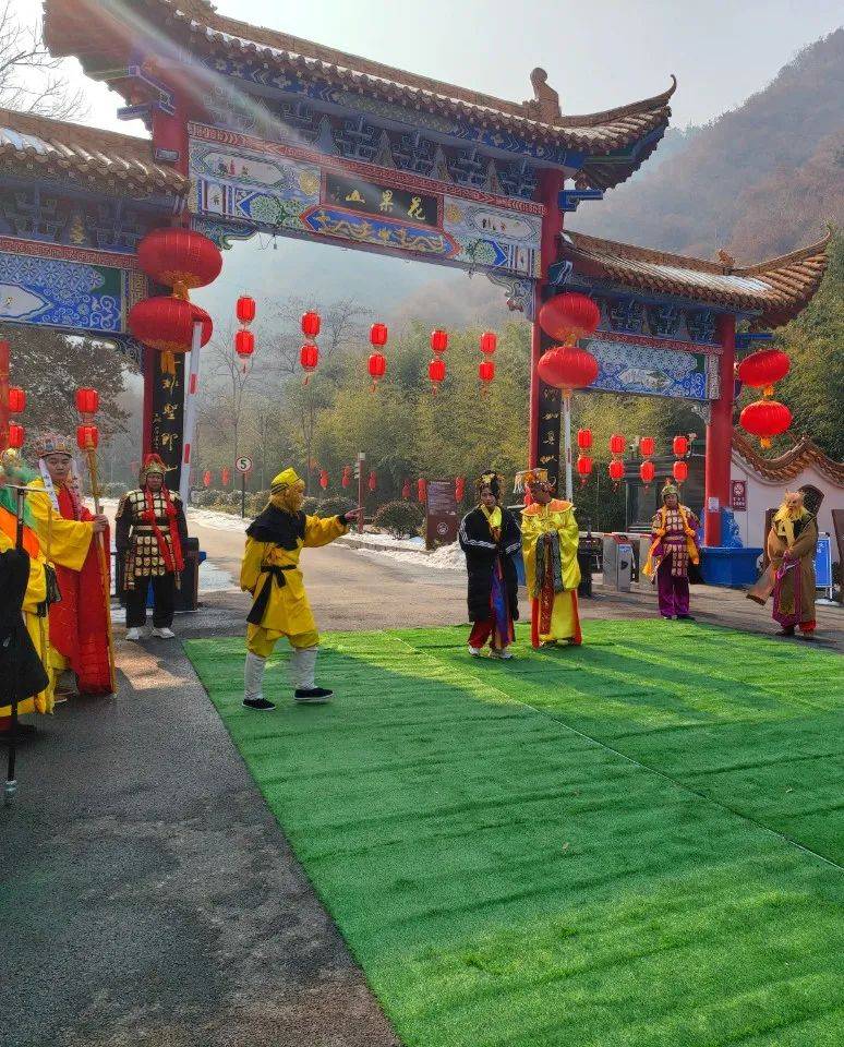 吉大年龙彩排进行时~花果山在入园处设置龙鳞签到墙,每一位游客可在龙