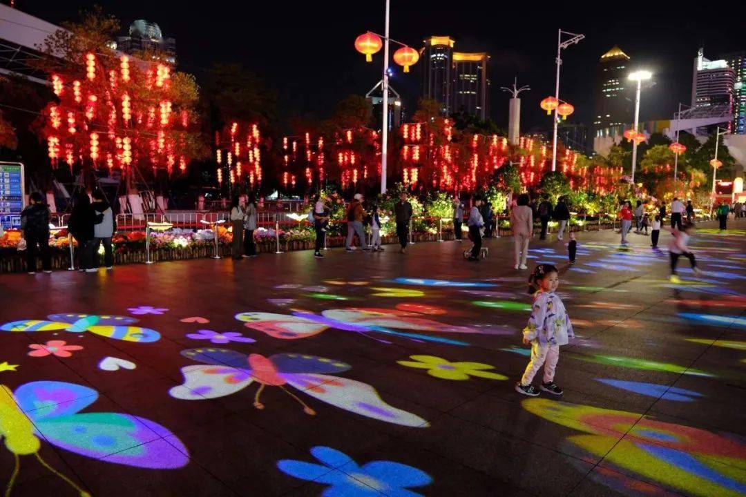 桃花,兰花,茶花,月季,年橘等种类繁多的时花年花,灌木观果装点成五彩