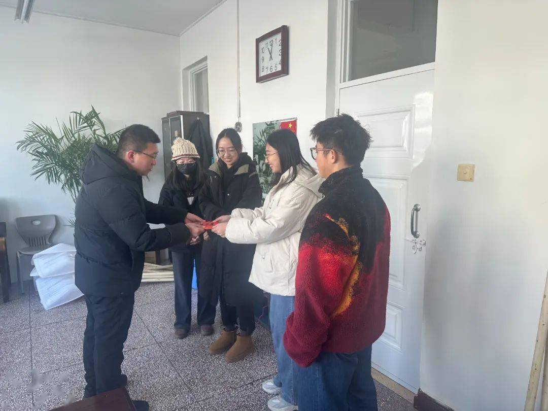 在奋斗中学,慰问组一行对北京大学研究生支教团成员的辛苦付出及工作