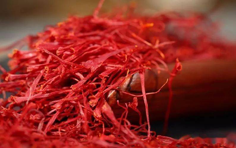 女人脸上有些斑,吃藏红花就能去掉!赶紧试试吧_女性__