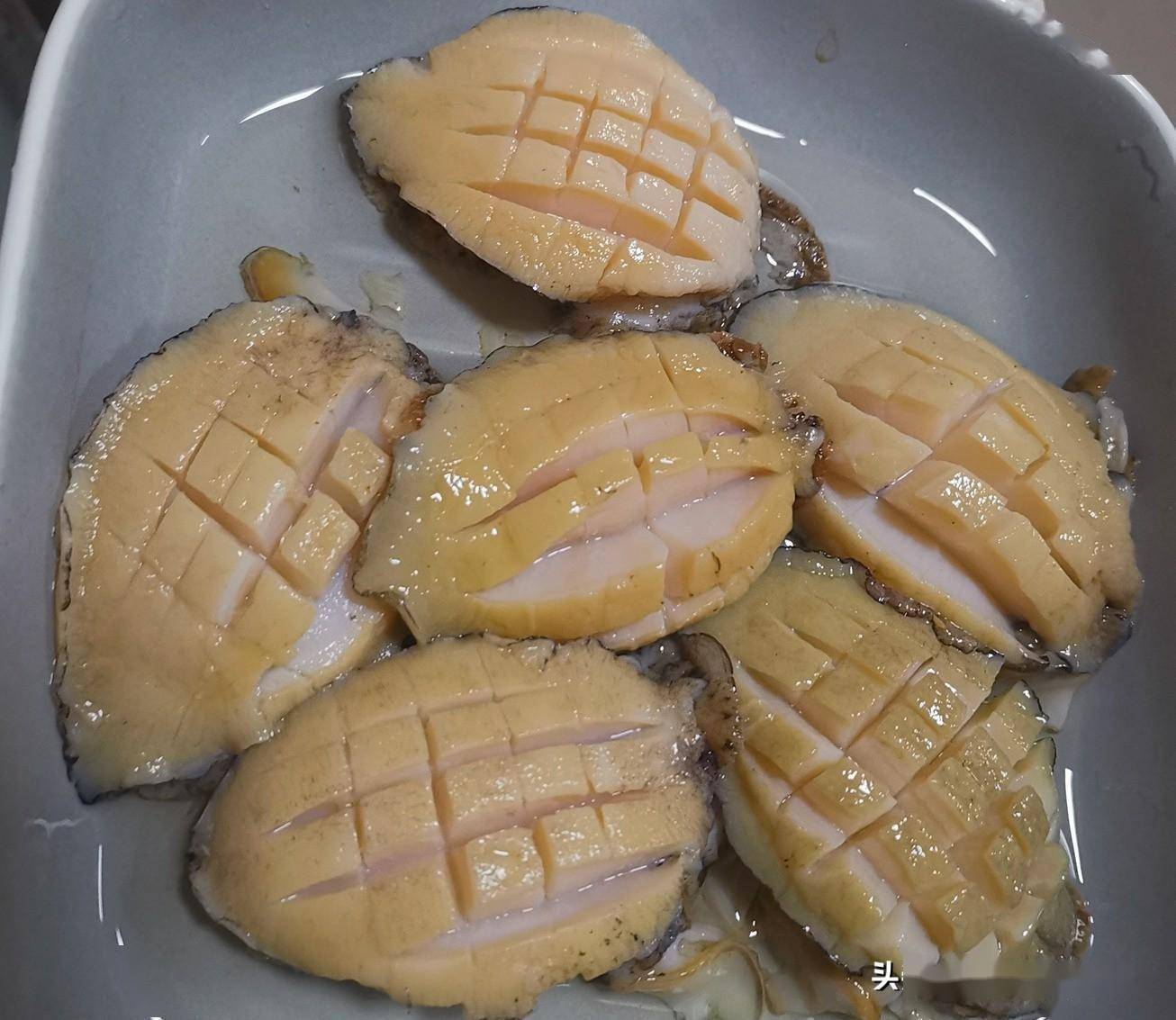 第四步:把清洗好的鲍鱼,用刀把表面划出花刀.