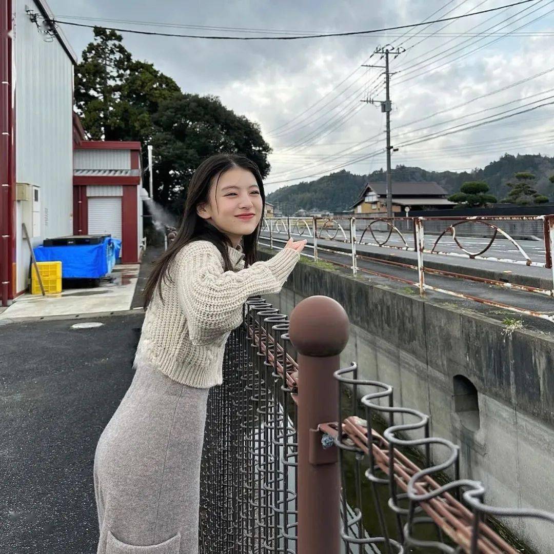 例如她与森七菜共同主演的netflix电影《舞妓家的料理人》(2023年)