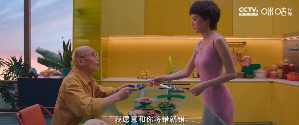 中沉沦的"温柔乡",一边是自己多年等待的挚爱,他对她产生了模糊的情感