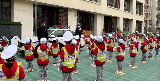 西青交警走进大寺镇中心幼儿园开展文明交通宣传活动三是发动全民参与