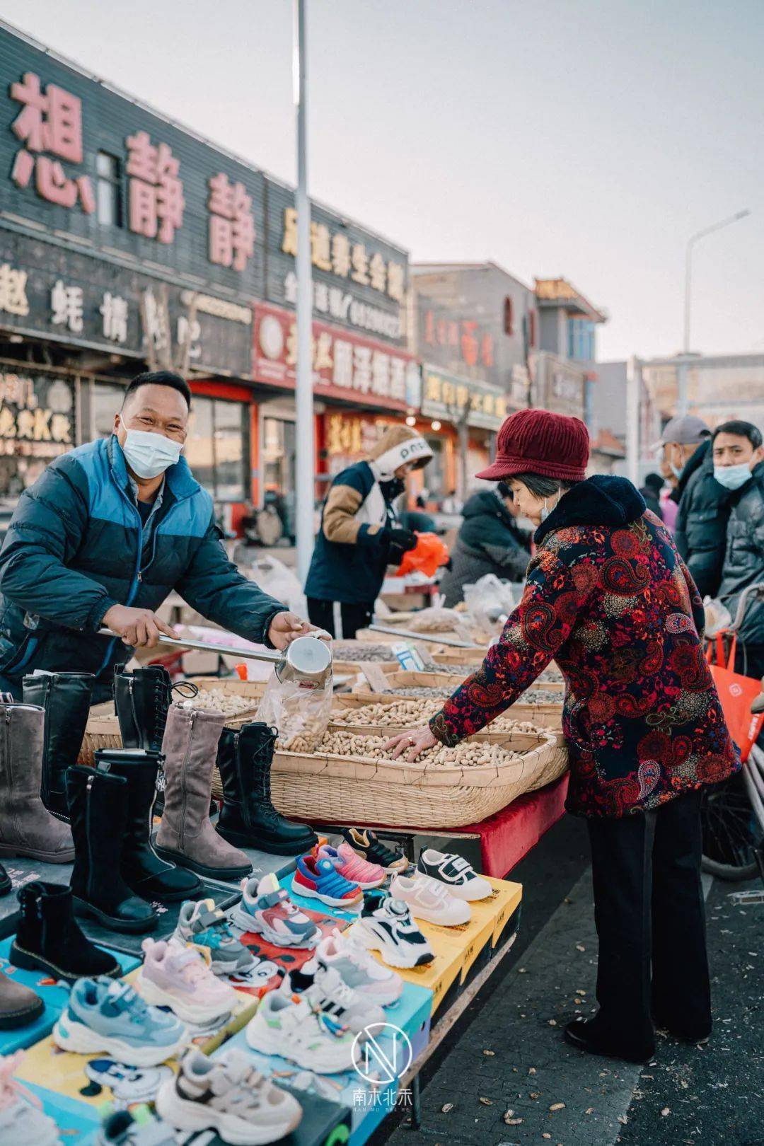 集市上热闹的场景图片图片