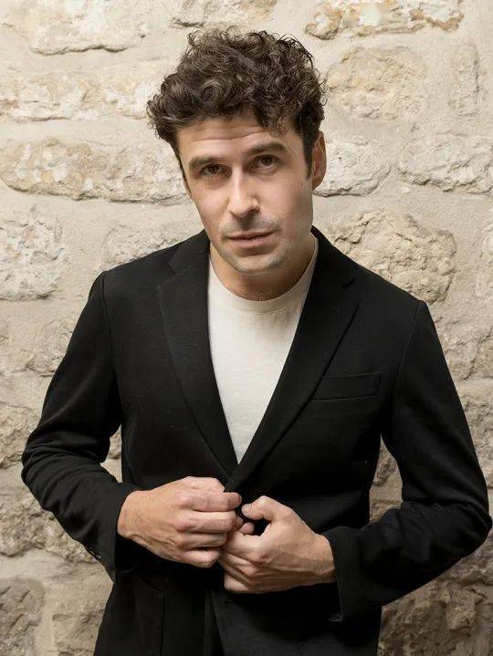 毕业于凡尔赛巴洛克中心和巴黎音乐学院;· 曾获普罗旺斯艺术节"