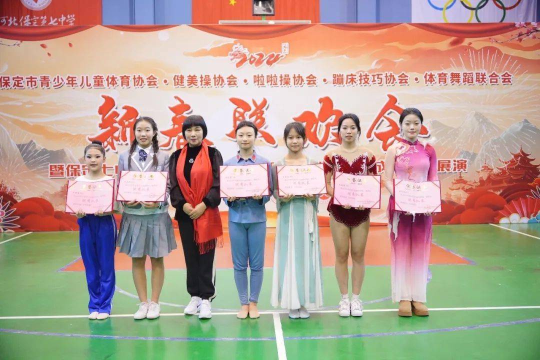 由白兰萍女士为优秀队长田蜜蜜,陈怡帆,田佳鑫,李莹玉,孙若潇,葛思彤