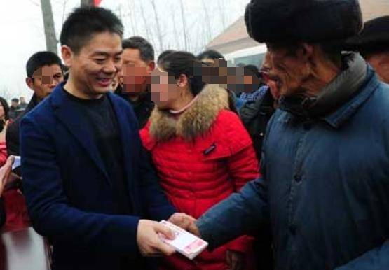 2015年春节,刘强东就带着章泽天,回村给老人发红包