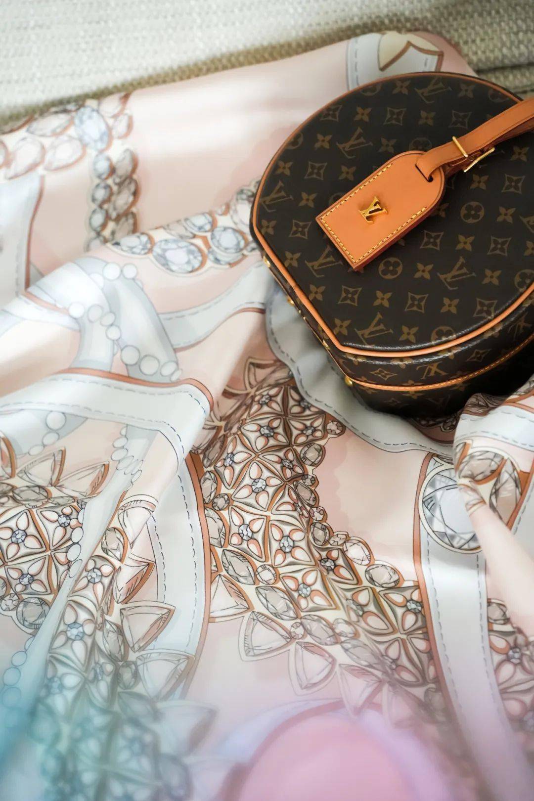 丝巾上腾飞的这条龙,全部由闪耀的钻石组成,晶莹的宝石与monogram