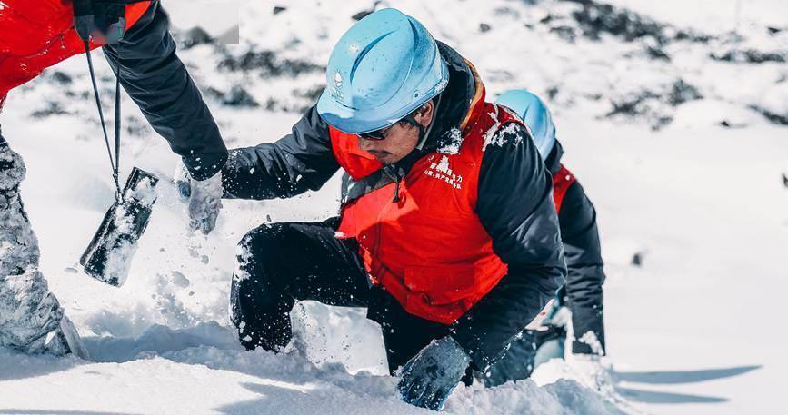 新春走基層|爬山臥雪 巡線保安_伍根_洛扎縣_嘎瑪