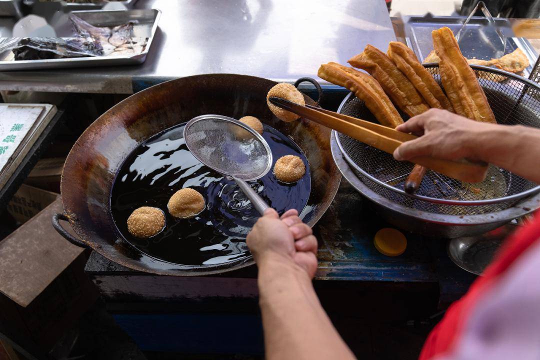 而且,外面早餐店炸油條所用的油,一般都是重複利用的.