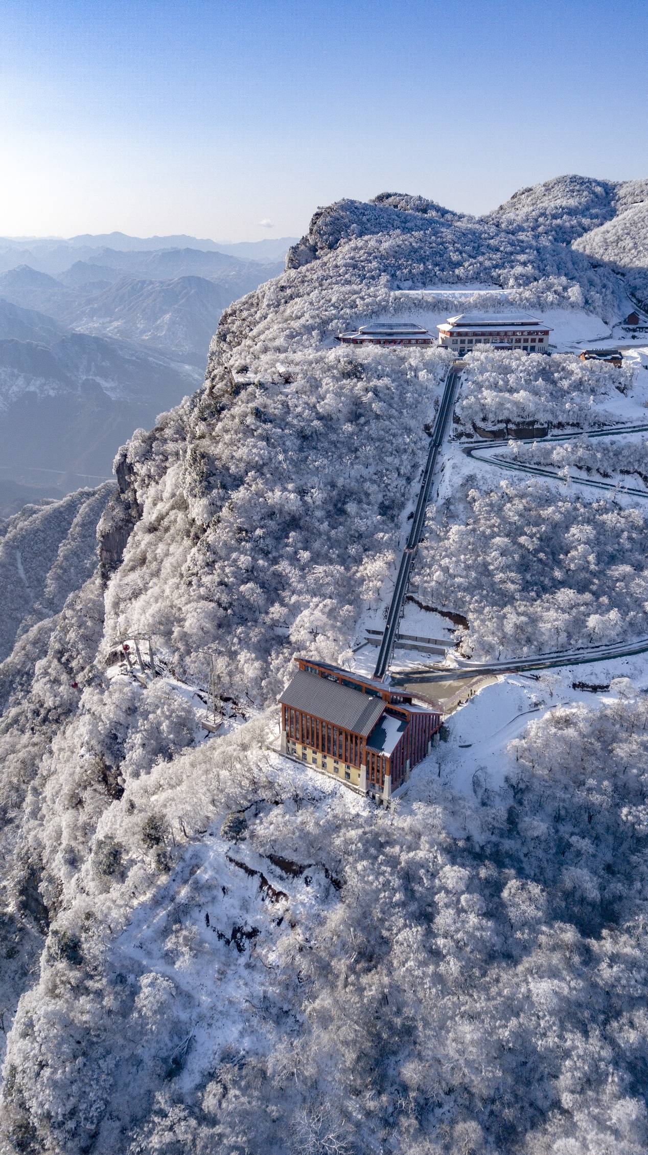 吸引游客春节体验"冰火两重天"_峨眉山_滑雪场_全国