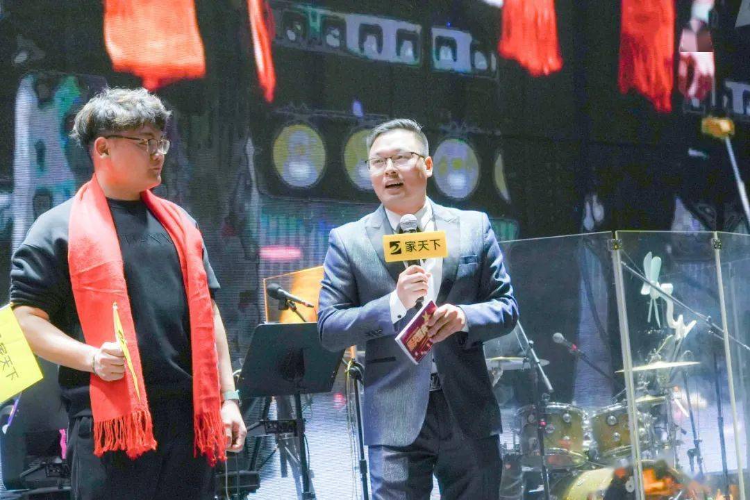 颁奖)年度财务之星: 财务部张晶晶年度运营之星: 人事部石霞玉年度运