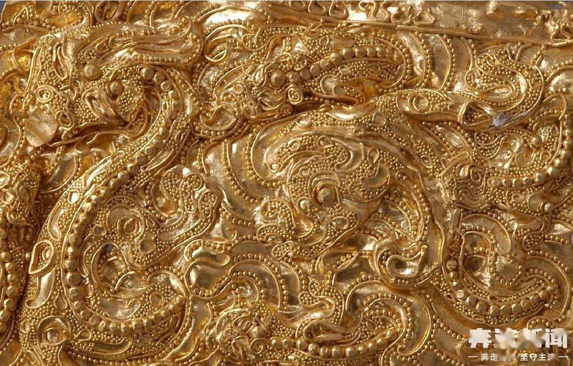 边饰由外及里分三层:第一层是由双股金线